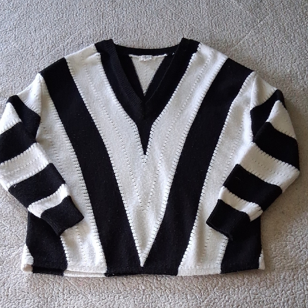Umgee V-Neck Black and White Sweater with Geometric Pattern Small